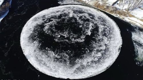 神秘圆盘惊现河流 星际之门还是未知现象？